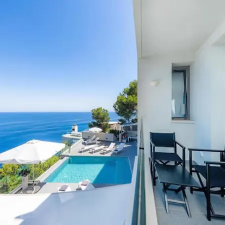 Ema, Moderna Con Piscina Frente Al Mar Villa